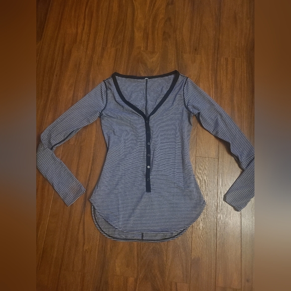 Lululemon awesoma henley - Picture 7 of 8